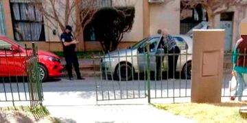 El auto gris, donde la víctima sufrió un nuevo hecho de inseguridad sin detenidos, en la provincia de Córdoba.