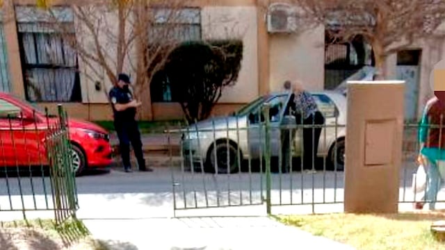 El auto gris, donde la víctima sufrió un nuevo hecho de inseguridad sin detenidos, en la provincia de Córdoba.