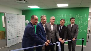Corte de cintas del primer Centro de Negocios del Banco Santa Fe en la ciudad de Rafaela.