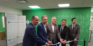 Corte de cintas del primer Centro de Negocios del Banco Santa Fe en la ciudad de Rafaela.