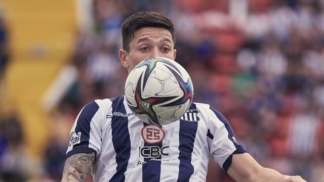 Rodrigo Garro y la pelota. Talleres lo disfruta. (Prensa Talleres)