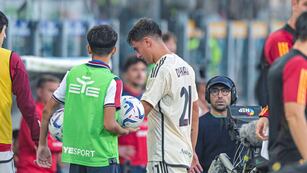 Paulo Dybala salió lesionado en la goleada de Roma 4-1 como visitante sobre Cagliari, por la octava fecha de la Serie A italiana. (AP)