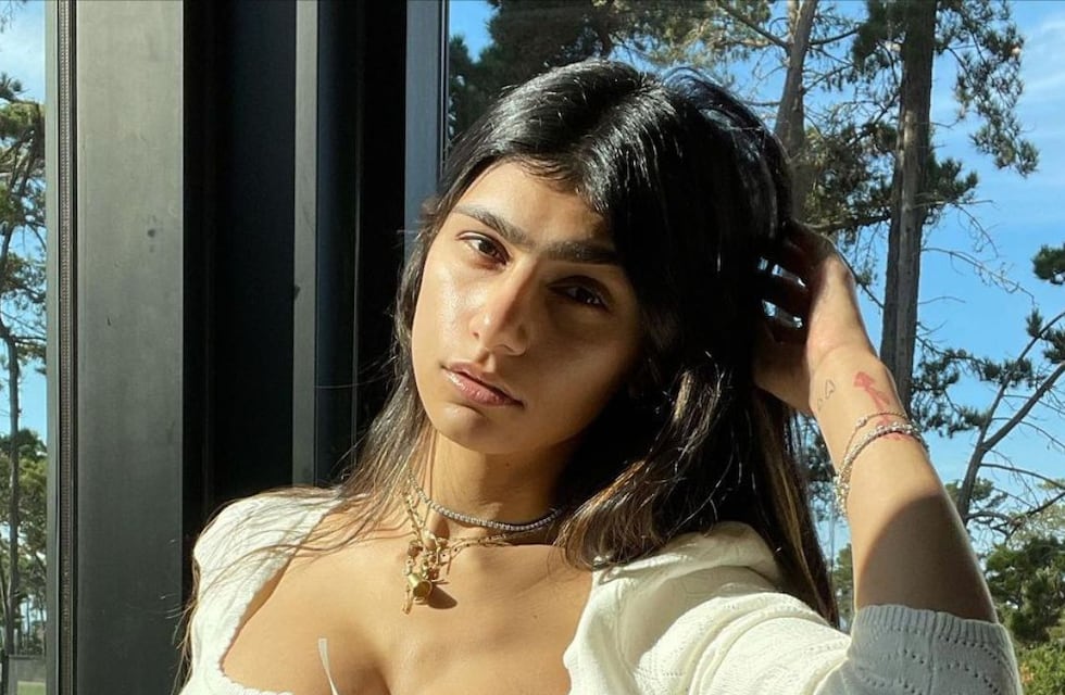 Mia Khalifa posó con una microbikini negra underboob y casi muestra de más