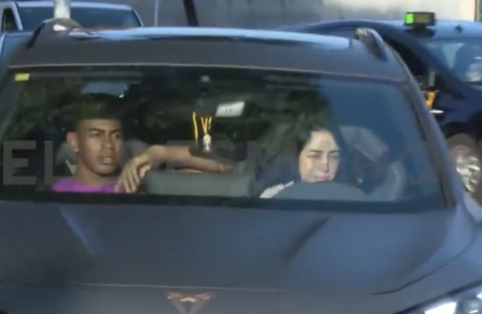 Nicki Nicole acompañó a Lamine Yamal al entrenamiento del Barcelona y tuvo un gesto inesperado con los fans