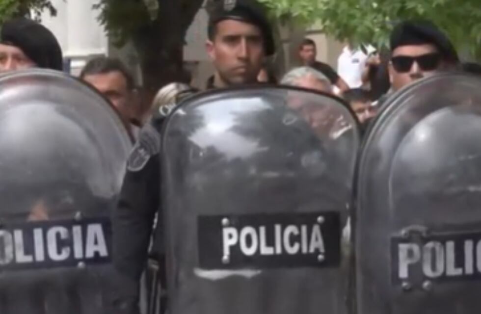 “Asesinos”, los gritos de manifestantes a los padres de los acusados afuera del Tribunal de Dolores