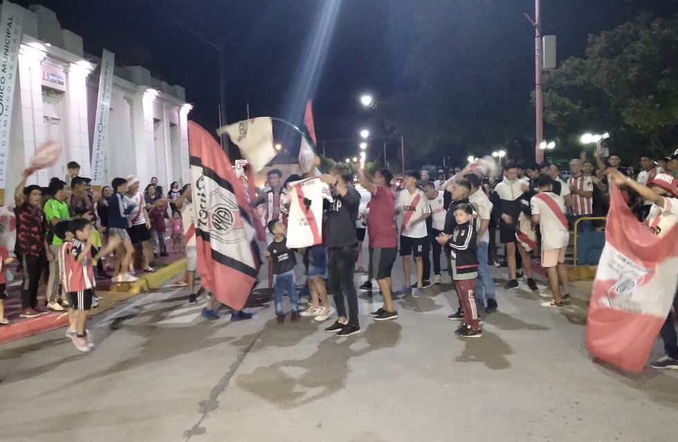 Los hinchas de River de Arroyito celebraron en las calles de la ciudad la obtención del Torneo Local