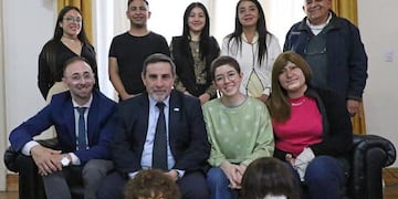 Medina Ruiz junto a autoridades del Banco de Pelucas, y algunos de sus beneficiarios.
