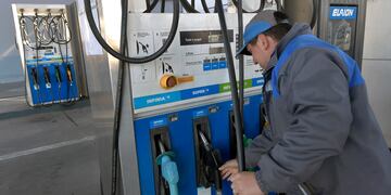 Aumento en el precio de los combustibles de YPF. Orando Pelichotti / Los Andes