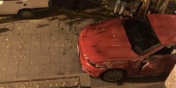 Uno de los autos terminó incrustado en una casa.