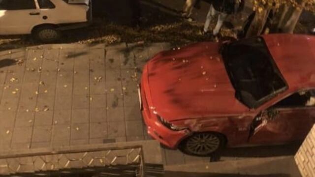 Uno de los autos terminó incrustado en una casa.