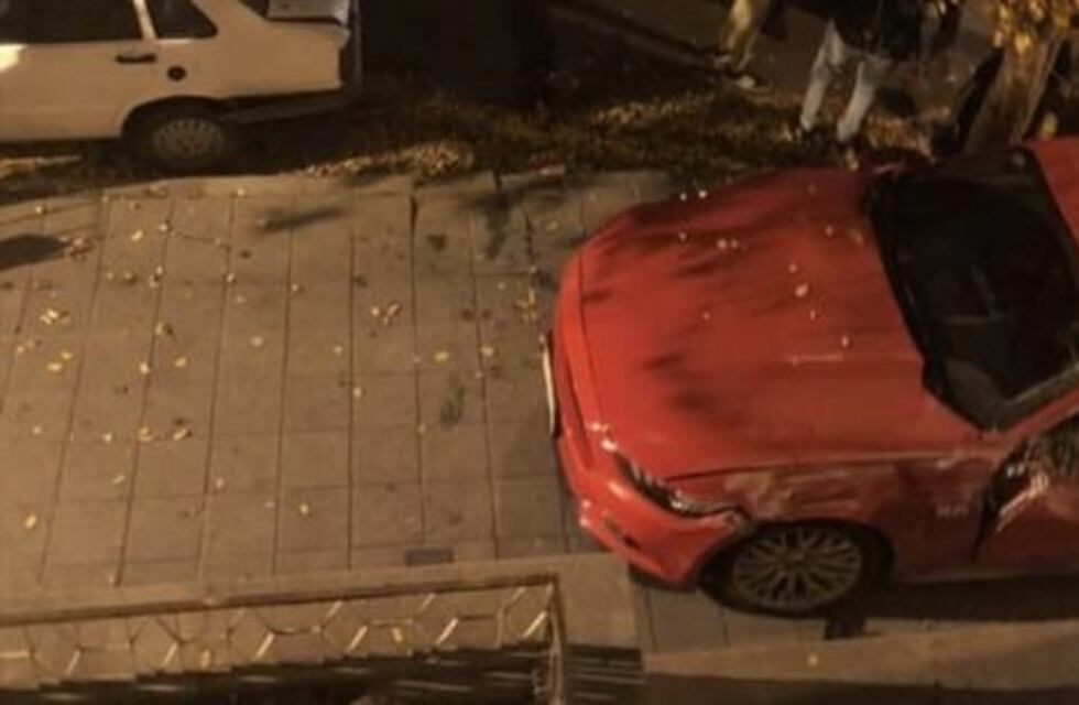 Corrían picadas en el centro de Salta y destrozaron casas y autos