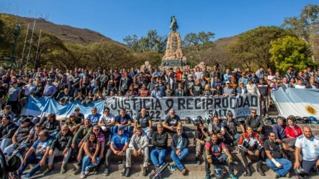 Manifestantes por Alejandro Benítez, el docente fallecido en Bolivia.