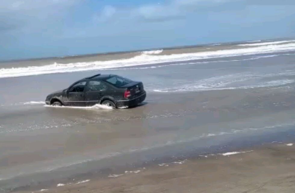 Fue a tomar mates a la playa y su auto terminó en el mar