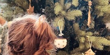 Darío Barassi armó el arbolito de Navidad y jugó con su hija.