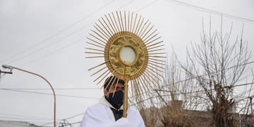 El Corpus Christi recorrió los barrios del distrito de Coronel Rosales (InfoPunta)