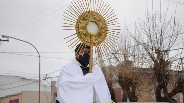 El Corpus Christi recorrió los barrios del distrito de Coronel Rosales