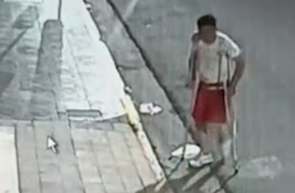 Insólito video: ladrón en muletas arrancó los fusibles de una reconocida radio en Córdoba