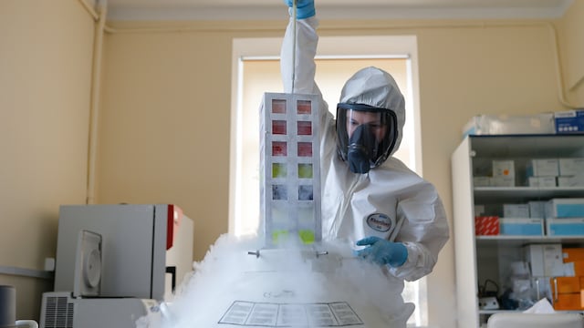 Un empleado trabaja con una vacuna contra el coronavirus en el Centro Nacional de Epidemiología y Microbiología Nikolai Gamaleya en Moscú, Rusia.