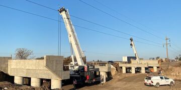 Colocación de las vigas del nuevo puente sobre el Canal Vila Cululú