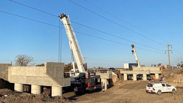 Colocación de las vigas del nuevo puente sobre el Canal Vila Cululú