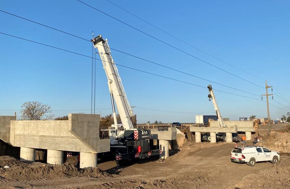 Autopista de la 34: montan las vigas del nuevo puente sobre el Canal Vila-Cululú y quedarán dos
