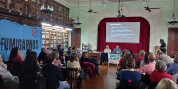 Las organizaciones y vecinos que presentaron la acción judicial realizan, además, actividades informativas. (La imagen corresponde a una charla sobre el impacto de los agroquímicos realizada el pasado 15 de junio en la Biblioteca Popular Sarmiento).