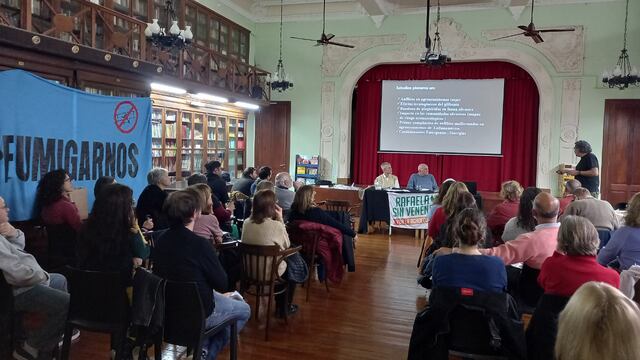 Las organizaciones y vecinos que presentaron la acción judicial realizan, además, actividades informativas. (La imagen corresponde a una charla sobre el impacto de los agroquímicos realizada el pasado 15 de junio en la Biblioteca Popular Sarmiento).