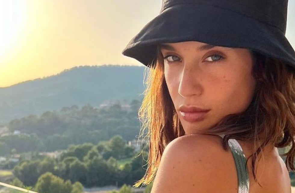 María Pedraza sorprendió a sus seguidores al posar desde una ventana y sin corpiño