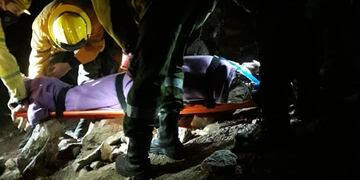 Búsqueda y rescate de una mujer que cayó por un barranco en Villa Giardino. (Foto: Facebook / Sociedad de Bomberos Voluntarios "Alejandro Giardino").