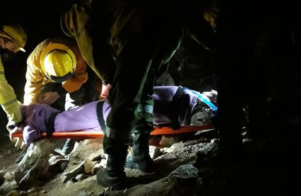 Rescataron a una mujer herida tras caer por un barranco en Villa Giardino