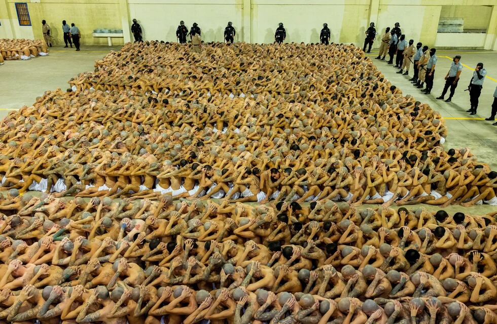Cómo es la cárcel de El Salvador en medio de una guerra con 65.000 detenidos y denuncias por abusos