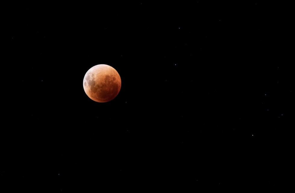 “Bañada en sangre”: cómo fue el eclipse de Luna que disfrutaron miles de argentinos