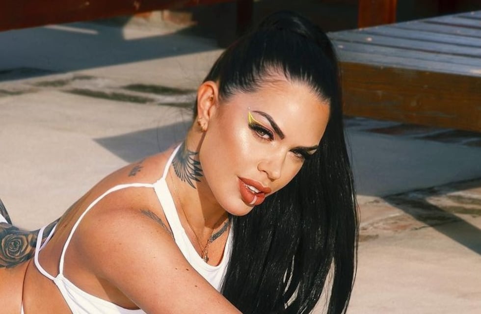 Sofía Clerici celebró Año Nuevo con un vestido total white ultra ajustado y mostró una joya carísima