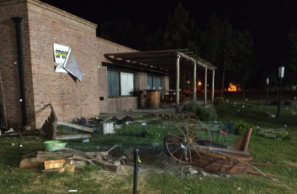 Una multitud estafada destrozó un club en Roldán tras comprar entradas para una fiesta inexistente