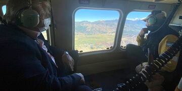El presidente Alberto Fernández realiza un sobrevuelo por las zonas afectadas por los incendios. (Foto: web)