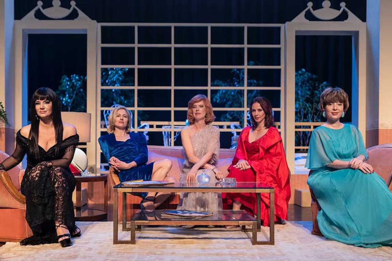 Griselda como Moria, Luciana Ulrich Cárpena como Nora Cárpena, Pilar Viñes como Graciela Dufau, Martina Perret como Thelma Biral y Melisa Marzioni como Susana Campos en la biopic de Casán que saldrá en Netflix. (Foto: Netflix)