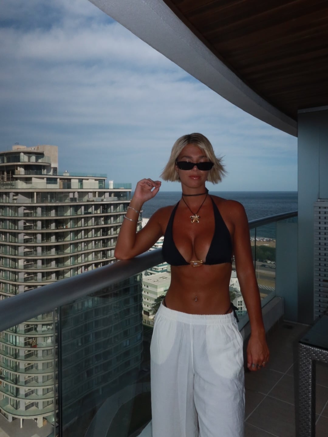 Transparencias y escote: Sara Sklate posó frente al mar y sorprendió con el pantalón tendencia del verano 2026