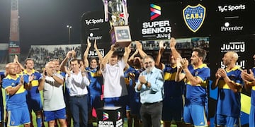 El intendente Jorge entregó la copa "Gobierno de Jujuy" al ganador del "Superclásico senior" jugado en el estadio "23 de Agosto".