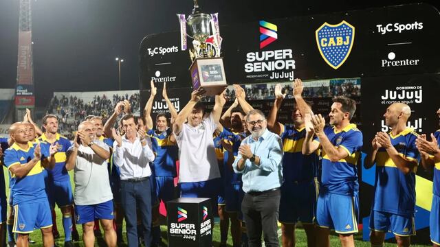 El intendente Jorge entregó la copa "Gobierno de Jujuy" al ganador del "Superclásico senior" jugado en el estadio "23 de Agosto".