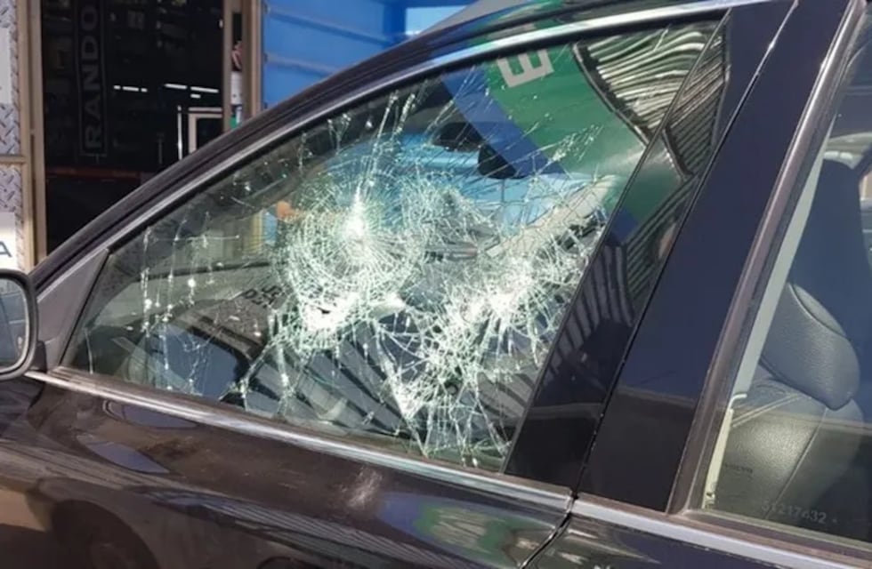 Imagenes sencibles: un auto atropelló a varios adolescentes del barrio de Rawson al escapar de un robo piraña