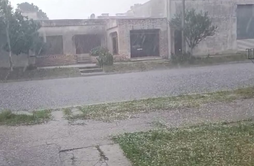 Clima en Córdoba: impresionante caída de granizo en Sampacho, en el sur provincial