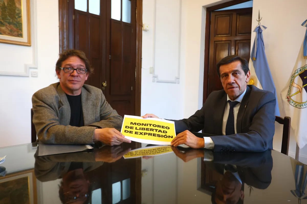 Enrique Gebauer entregó al gobernador de Jujuy Carlos Sadir el informe de FOPEA sobre libertad de expresión en el país.