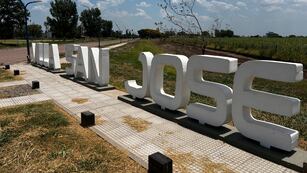 Letras corpóreas y cartel de Villa San José (Departamento Castellanos)