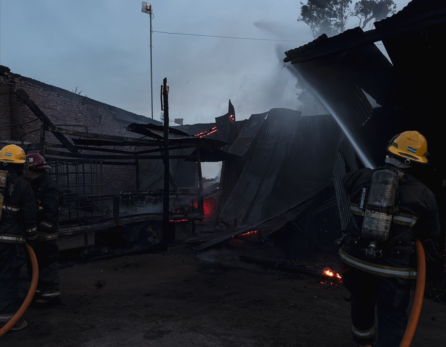 Arroyito se produjo un incendio de maquinaria agrícola en interior de un galpón en zona rural
