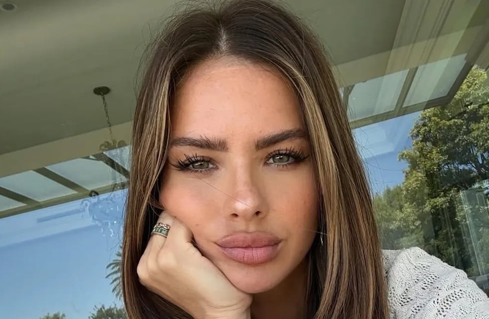 La China Suárez se sumó a la tendencia semitransparente y posó con un top blanco mega escotado