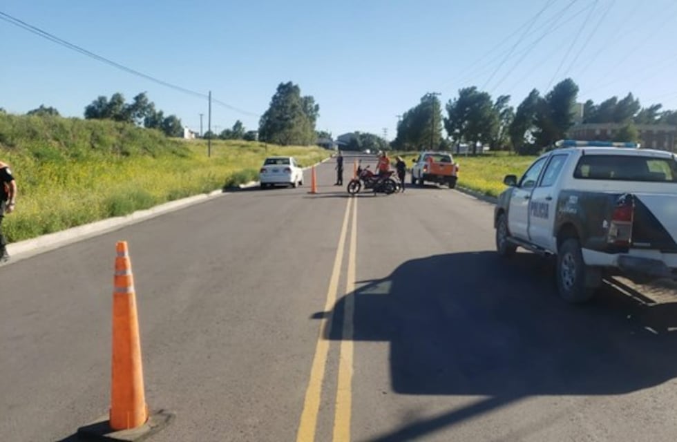 La Policía busca a un vehículo que chocó a una motociclista y se dio a la fuga