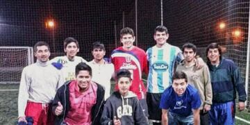 Gabriel "Tortuga" Deck, con la camiseta de Atlético, junto a su hermano Joaquín -rafaelino de nacimiento- en un picado en Colonia Dora.