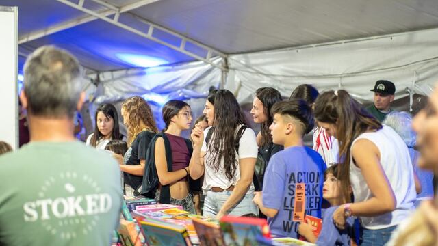 La Feria del Libro 2025 en Arroyito se desarrolló en la Plaza 25 de Mayo