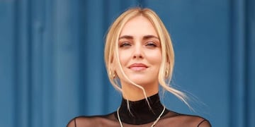 Chiara Ferragni luciendo un top transparente y pezoneras doradas: la moda que revoluciona Europa. (Foto: Instagram)
