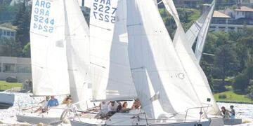 Mujeres al viento en las aguas del San Roque.